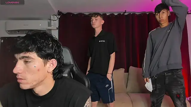 Snapshot of Handsomeboyss19 chatting on 09-30-25, 11:43 Handsomeboyss19 online show from 09-30-25, 11:43