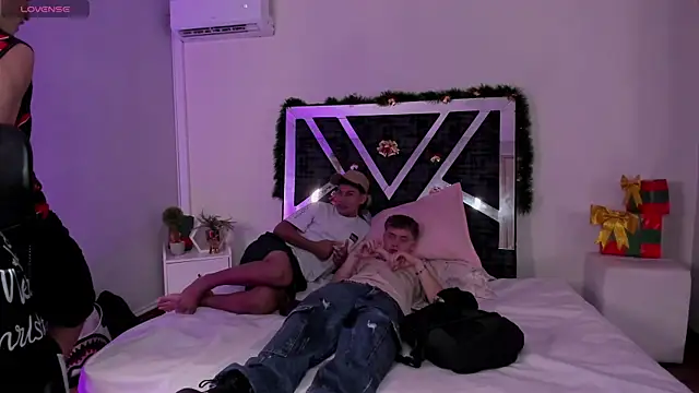 Snapshot of Handsomeboyss19 chatting on 12-17-25, 01:55 Handsomeboyss19 online show from 12-17-25, 01:55