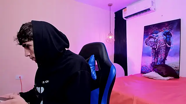 Snapshot of Handsomeboyss19 chatting on 01-16-26, 02:15 Handsomeboyss19 online show from 01-16-26, 02:15