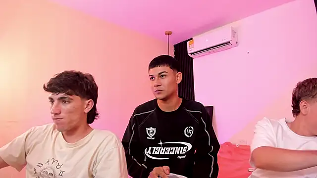 Snapshot of Handsomeboyss19 chatting on 02-03-26, 02:53 Handsomeboyss19 online show from 02-03-26, 02:53