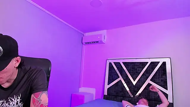 Snapshot of Handsomeboyss19 chatting on 02-05-26, 01:54 Handsomeboyss19 online show from 02-05-26, 01:54