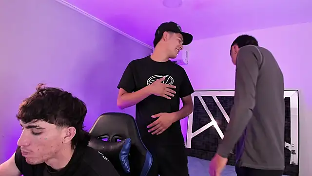 Snapshot of Handsomeboyss19 chatting on 02-06-26, 02:05 Handsomeboyss19 online show from 02-06-26, 02:05