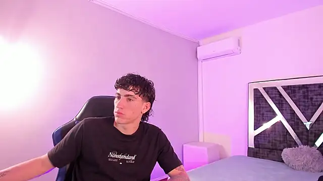 Snapshot of Handsomeboyss19 chatting on 02-10-26, 02:59 Handsomeboyss19 online show from 02-10-26, 02:59