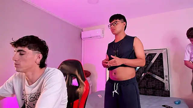 Snapshot of Handsomeboyss19 chatting on 02-21-26, 04:02 Handsomeboyss19 online show from 02-21-26, 04:02