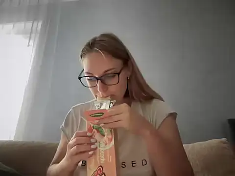 Snapshot of NikexPretty chatting on 09-17-25, 07:32 NikexPretty online show from 09-17-25, 07:32