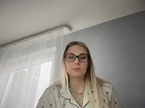 Snapshot of NikexPretty chatting on 10-20-25, 08:15 NikexPretty online show from 10-20-25, 08:15