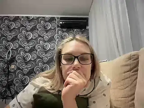 Snapshot of NikexPretty chatting on 10-22-25, 07:46 NikexPretty online show from 10-22-25, 07:46