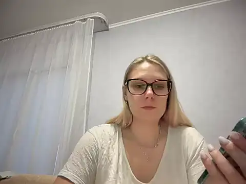 Snapshot of NikexPretty chatting on 10-29-25, 08:10 NikexPretty online show from 10-29-25, 08:10