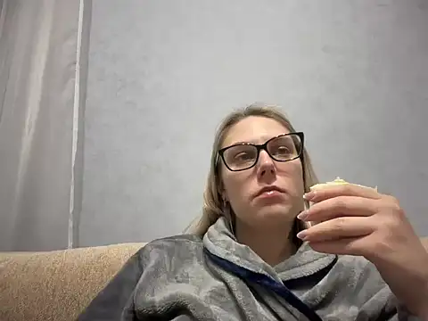 Snapshot of NikexPretty chatting on 11-26-25, 03:35 NikexPretty online show from 11-26-25, 03:35