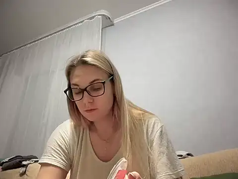 Snapshot of NikexPretty chatting on 11-28-25, 02:14 NikexPretty online show from 11-28-25, 02:14