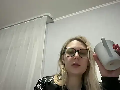 Snapshot of NikexPretty chatting on 12-18-25, 07:42 NikexPretty online show from 12-18-25, 07:42