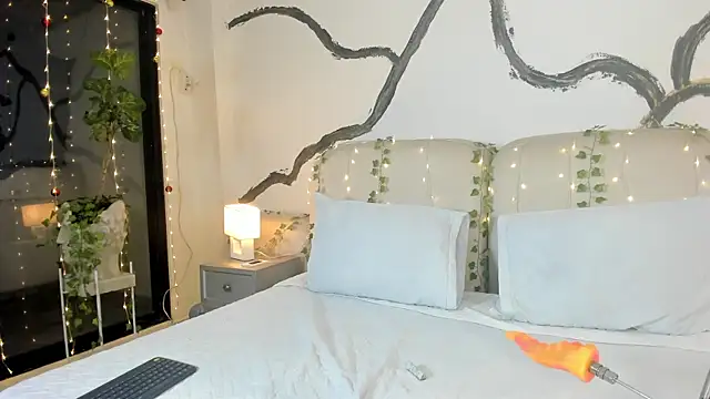 SarahCastro1  online show from 11-21-25, 05:28