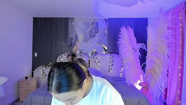 SarahCastro1  online show from 04-02-26, 04:21