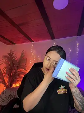 SarahCastro1  online show from 04-29-26, 12:05