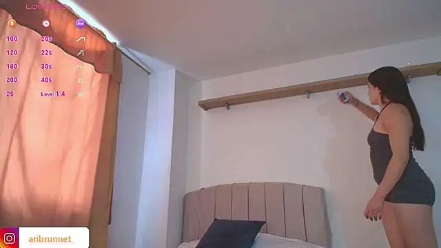 BrunnetAri  online show from 11-01-25, 06:21