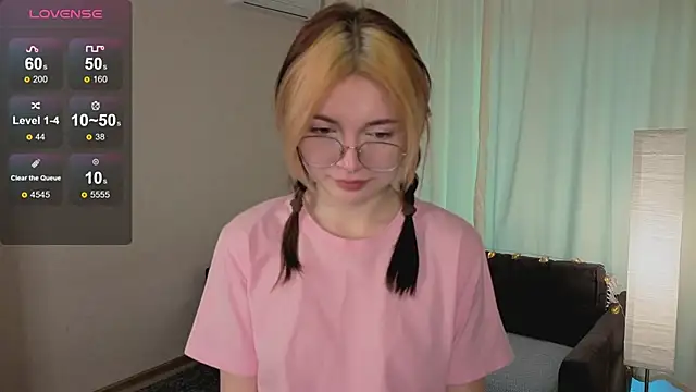 Snapshot of Susan_Gardner chatting on 12-21-25, 08:32 Susan Gardner online show from 12-21-25, 08:32