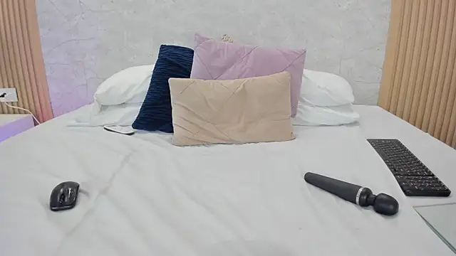 NaomyCollins   online show from 07-28-26, 07:39