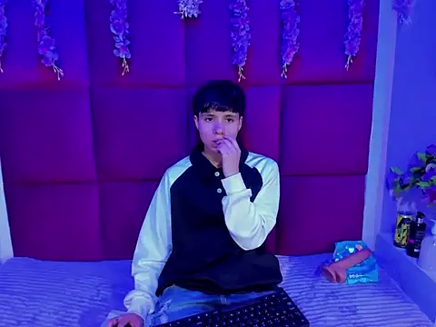 Snapshot of Bruno_Cruzz chatting on 10-05-25, 02:21 Bruno Cruzz online show from 10-05-25, 02:21