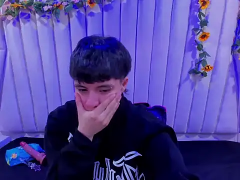 Snapshot of Bruno_Cruzz chatting on 10-17-25, 02:04 Bruno Cruzz online show from 10-17-25, 02:04