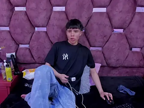 Snapshot of Bruno_Cruzz chatting on 11-14-25, 02:54 Bruno Cruzz online show from 11-14-25, 02:54