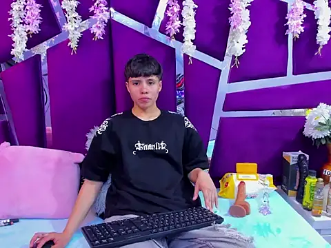 Snapshot of Bruno_Cruzz chatting on 11-19-25, 02:00 Bruno Cruzz online show from 11-19-25, 02:00