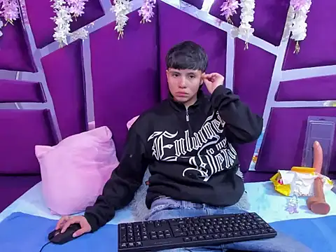 Snapshot of Bruno_Cruzz chatting on 11-23-25, 02:22 Bruno Cruzz online show from 11-23-25, 02:22