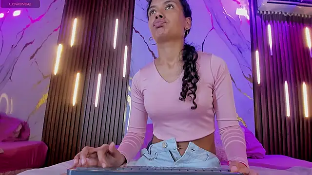 Snapshot of VictoriaDuart chatting on 09-17-25, 07:48 VictoriaDuart online show from 09-17-25, 07:48