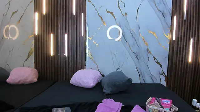 Snapshot of VictoriaDuart chatting on 10-25-25, 08:36 VictoriaDuart online show from 10-25-25, 08:36