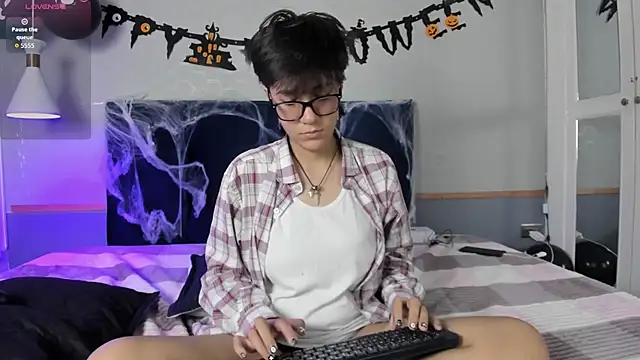 Snapshot of Tsuki_Maru chatting on 10-15-25, 07:47 Tsuki Maru online show from 10-15-25, 07:47