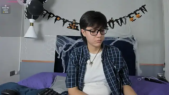 Snapshot of Tsuki_Maru chatting on 10-22-25, 08:30 Tsuki Maru online show from 10-22-25, 08:30