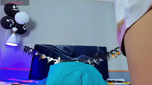 Snapshot of Tsuki_Maru chatting on 10-30-25, 09:15 Tsuki Maru online show from 10-30-25, 09:15