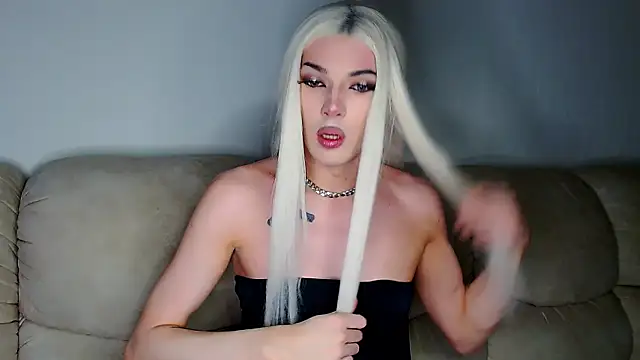 Snapshot of YourTrixie chatting on 11-21-25, 11:42 YourTrixie online show from 11-21-25, 11:42