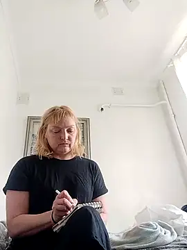 Snapshot of LiluLiluLilu chatting on 09-15-25, 06:57 LiluLiluLilu online show from 09-15-25, 06:57