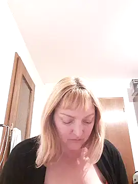 Snapshot of LiluLiluLilu chatting on 09-27-25, 09:20 LiluLiluLilu online show from 09-27-25, 09:20