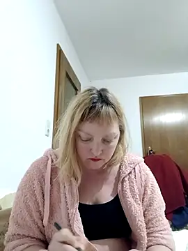 Snapshot of LiluLiluLilu chatting on 02-28-26, 05:36 LiluLiluLilu online show from 02-28-26, 05:36