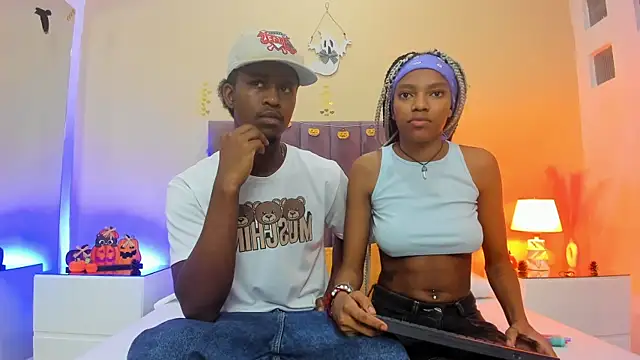 Snapshot of Kiaraa_y_Her_Crazy chatting on 10-18-25, 04:48 Kiaraa y Her Crazy online show from 10-18-25, 04:48
