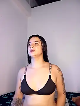 Snapshot of littleemma_77 chatting on 09-25-25, 04:00 littleemma 77 online show from 09-25-25, 04:00