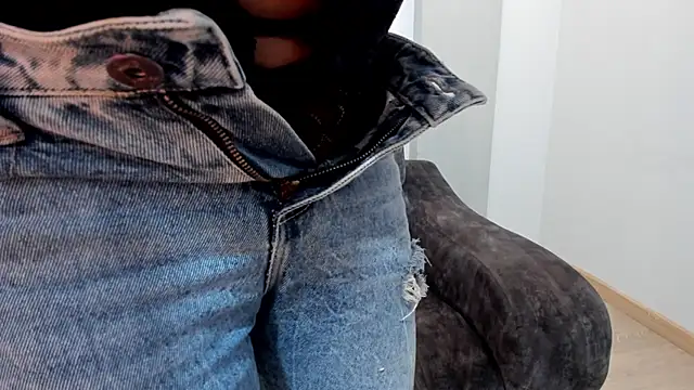 Snapshot of Parys_Hot chatting on 12-19-25, 02:51 Parys Hot online show from 12-19-25, 02:51