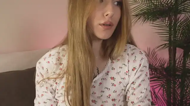 Snapshot of Vegas_V chatting on 11-28-25, 02:42 Vegas V online show from 11-28-25, 02:42