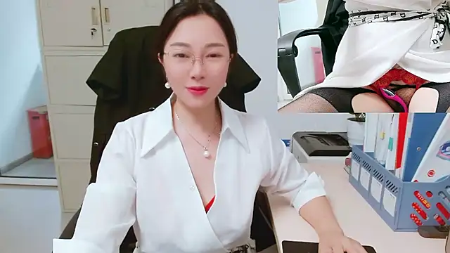 Snapshot of OL-Lily chatting on 10-04-25, 02:31 OL-Lily online show from 10-04-25, 02:31