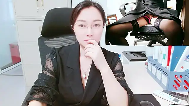 Snapshot of OL-Lily chatting on 10-14-25, 01:28 OL-Lily online show from 10-14-25, 01:28