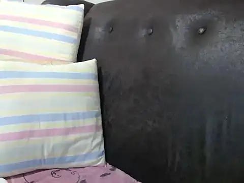 Snapshot of bustylaura4u chatting on 06-24-26, 05:45 bustylaura4u online show from 06-24-26, 05:45