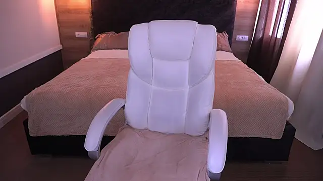 Snapshot of LioraFox chatting on 09-13-25, 06:57 LioraFox online show from 09-13-25, 06:57