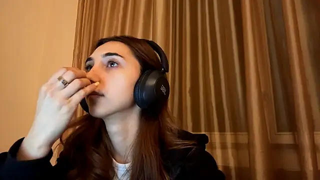 Snapshot of LinaMour chatting on 09-14-25, 10:31 LinaMour online show from 09-14-25, 10:31