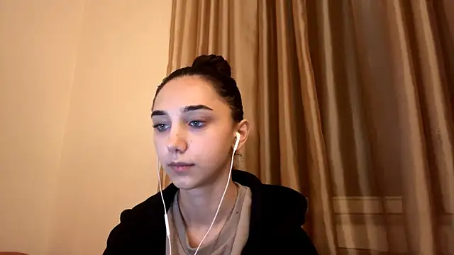 Snapshot of LinaMour chatting on 10-04-25, 10:08 LinaMour online show from 10-04-25, 10:08