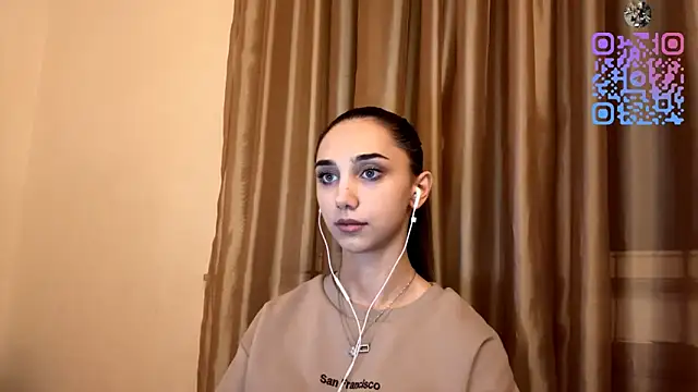 Snapshot of LinaMour chatting on 10-17-25, 10:01 LinaMour online show from 10-17-25, 10:01