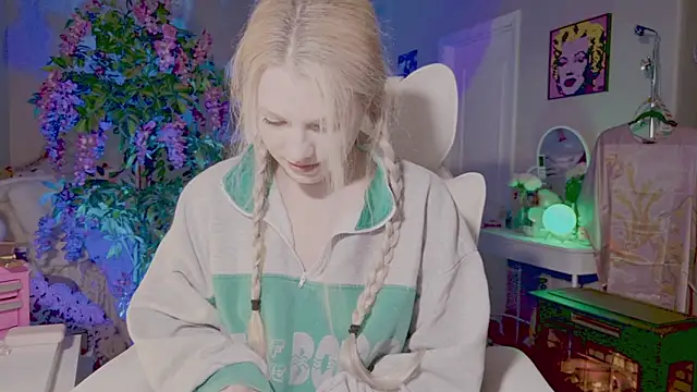 Snapshot of Talulaa chatting on 06-12-26, 06:51 Talulaa online show from 06-12-26, 06:51