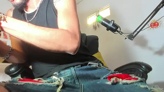 Snapshot of LovexJuxn_ chatting on 11-11-25, 12:16 LovexJuxn online show from 11-11-25, 12:16