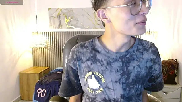 SantiagoRusso18 online show from 02-04-26, 12:33