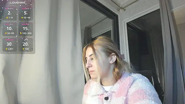 Ella Vee online show from 11-11-25, 03:39